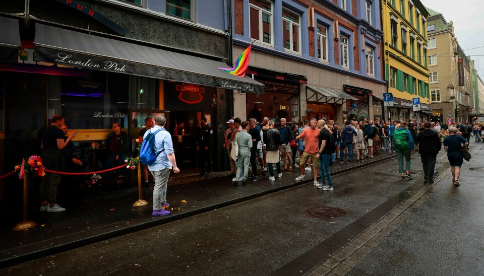 OSLO: Køen utenfor London Pub strakte seg mandag kveld seg langt nedover Rosentkrantzgate. Puben åpnet igjen mandag kveld Oslo etter at to personer ble drept og flere såret i en masseskyting natt til lørdag 25. juni. Køen utenfor London Pub strakte seg mandag kveld seg langt nedover Rosentkrantzgate. Puben åpnet igjen mandag kveld Oslo etter at to personer ble drept og flere såret i en masseskyting natt til lørdag 25. juni.Foto: Geir Olsen / NTB