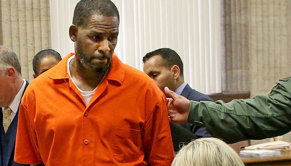 R&B-stjernen R. Kelly, kjent for blant annet hit-balladen «I Believe I Can Fly», fikk onsdag sin straff i en føderal domstol i New York. Han er blant annet funnet skyldig i menneskehandel. R&B-stjernen R. Kelly, kjent for blant annet hit-balladen «I believe I can fly», får onsdag sin straff i en føderal domstol i New York. Han er blant annet funnet skyldig for menneskehandel. Foto: Antonio Perez / AP / NTB
