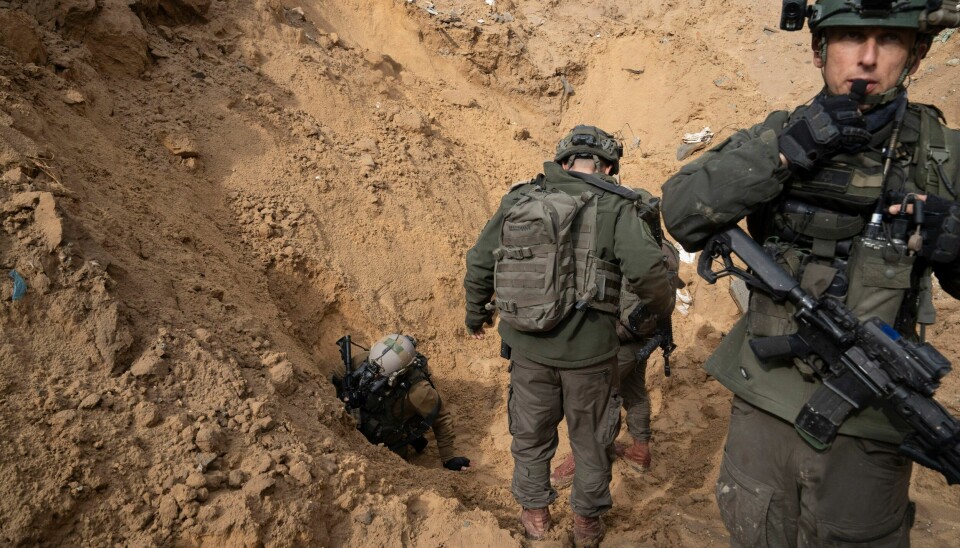 GAZA: Israelske soldater går inn i en Hamas-tunnel under en gravlund under bakkeoffensiven i Khan Younis i slutten av Januar.