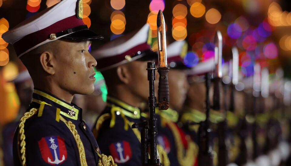 VÅPENHVILE: Myanmar har vært herjet av krig siden oktober. Nå blir våpnene lagt ned. Her er soldater i forbindelse med markeringen av landets frigjøringsdag 4. januar. Myanmar har vært herjet av krig siden oktober. Nå blir våpnene lagt ned. Her er soldater i forbindelse med markeringen av landets frigjøringsdag 4. januar. Foto: Foto: Aung Shine Oo / AP / NTB