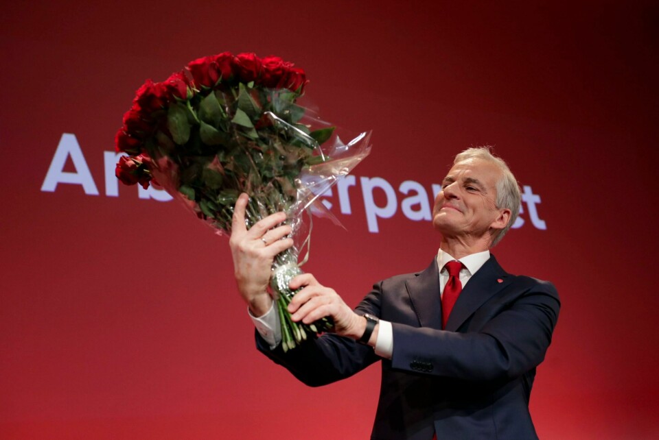VINNER. Ap-leder Jonas Gahr Støre med en bukett røde roser på Arbeiderpartiets valgvake på Folkets hus ved stortingsvalget 2021. Han blir Norges neste statsminister, men må lede en regjering som vil kreve at han samarbeider tett med flere partier.