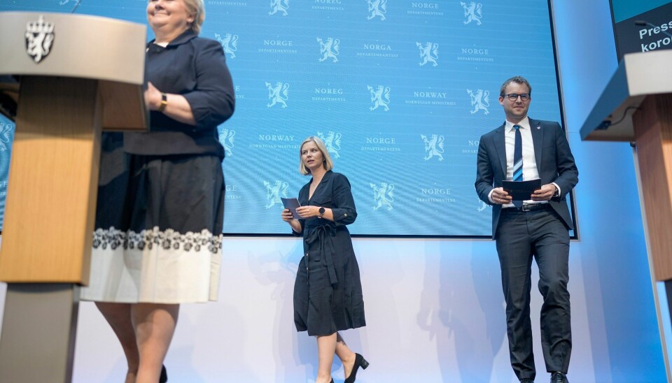 SAMSPILL: Statsminister Erna Solberg (H), kunnskaps- og integreringsminister Guri Melby (V) og barne- og familieminister Kjell Ingolf Ropstad (KrF), her under en av regjeringens koronapressekonferanser. Onsdag holder de tre partilederne en felles pressekonferanse om saker de er enige om for neste stortingsperiode. Foto: Fredrik Hagen / NTB Regjeringen iverksetter trinn tre av gjenåpningen søndag klokken 12. Foto: Fredrik Hagen / NTB