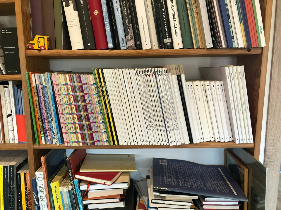 Da jeg hørte nyheten om at Vinduet legger ned papirutgaven sin, felte jeg selv en tåre mens jeg kikket bort på de dyrebare Vinduet-utgavene mine, skriver Arne Borge. Bildet er fra kulturredaktørens stue – den gule Brio-trucken er ennå ikke reparert.