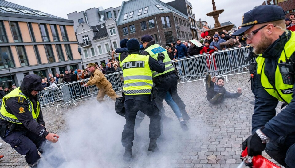Sians frontfigur Arne Tumyr kastet koranen under Sians demonstrasjon på Torvet i Kristiansand. Det førte til basketak mellom demonstranter og politi da noen brant deler av en bok.