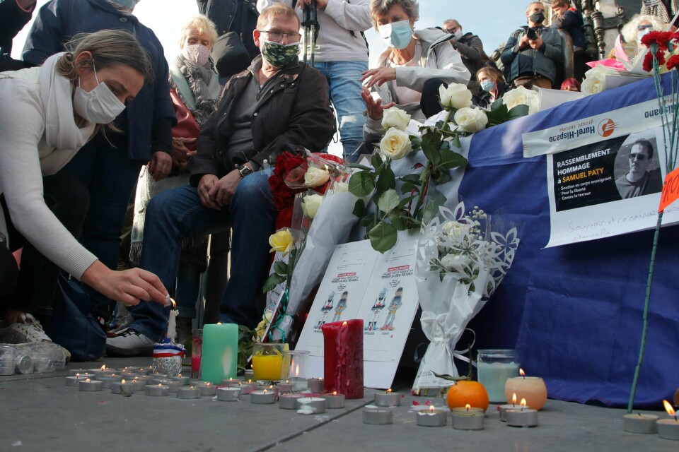 Lystenning for Samuel Paty i Paris' gater søndag. Nå skal fire elever være pågrepet, mistenkt for å ha vært involvert i drapet på historielæreren.
