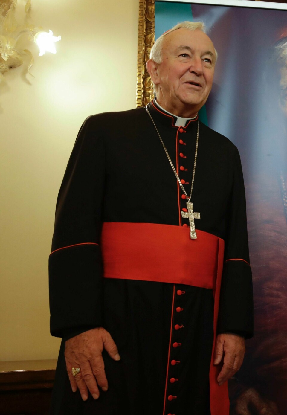 Kardinal Vincent Nichols, leder av Den katolske kirke i England og Wales, mener myndighetene ikke har grunnlag for å forby religiøse samlinger.