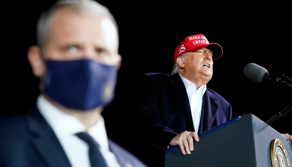 President Donald Trump forsøker å avdramatisere koronapandemien, men sliter med oppslutningen i viktige delstater der smittespredningen har skutt fart. Foto: AP / NTB