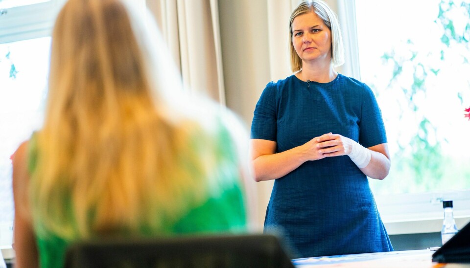 Lærere må vite at de har full støtte fra skolemyndigheter og andre når de skal undervise i krevende tema om ytringsfrihet, mener Vårt Land. Bilde er fra da kunnskapsminister Guri Melby møtte lærere på Haslum skole i Bærum i høst.