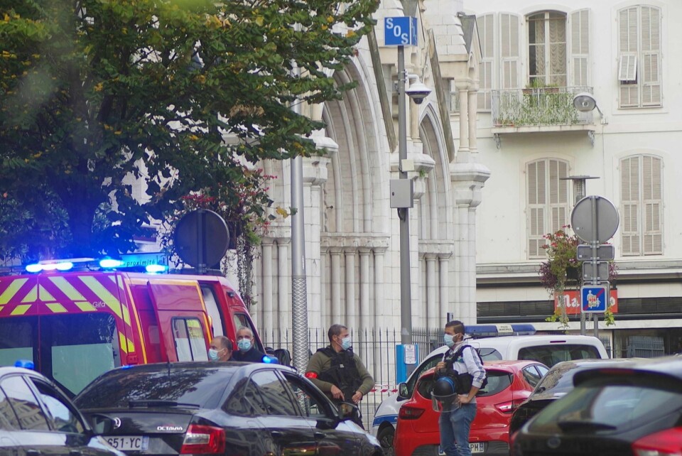 Både politi og militære er på stedet etter et knivangrep i Notre-Dame-kirken i Nice. Myndighetene tror det dreier seg om et terrorangrep. Foto: NTB/AP/Alexis Gilli
