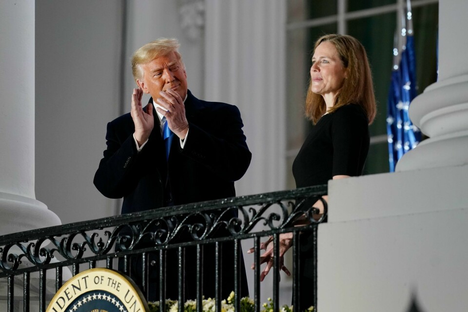 President Donald Trump og påtroppende høyesterettsdommer Amy Coney Barrett under en seremoni ved Det hvite hus mandag, like etter at Barretts kandidatur ble godkjent av Senatet.