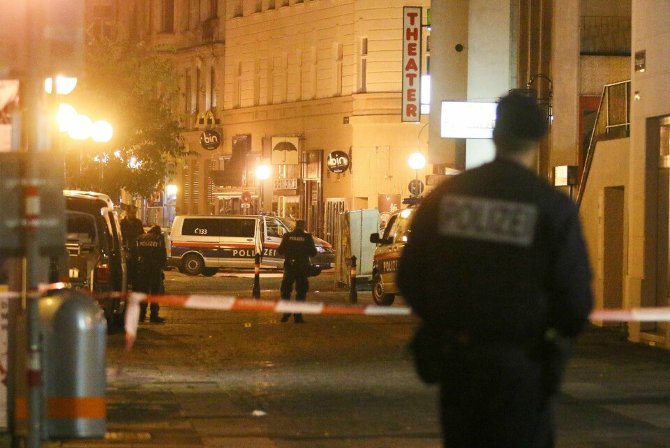 Politi patruljerer etter en skyteepisode i Wien. Ifølge politiet ble flere skudd avfyrt etter klokken 20 mandag, i en gate med mye folk sentralt i byen.