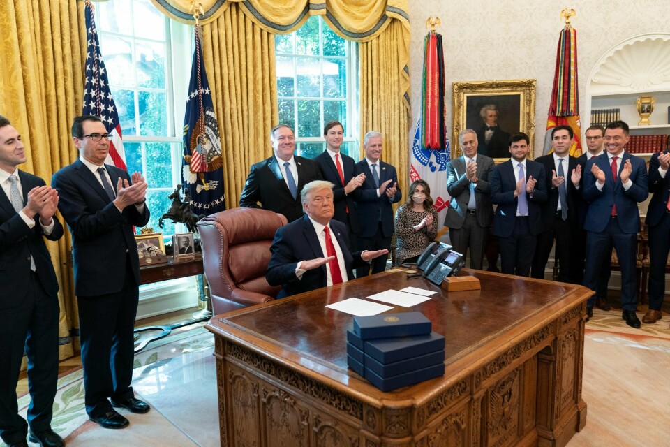 Donald Trump omgitt av støttespillere i Det hvite hus etter å ha snakket på telefon med statsoverhoder fra Sudan og Israel fredag 23. oktober. Trump kan nå få en fredsfjær i hatten, og dessuten vise israelsvennene i USA at han er mannen å satse på.