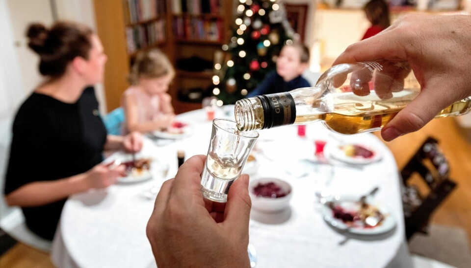 I jula drikkes det ekstra mye. Organisasjonen Av-og-til advarer mot høyt alkoholforbuk om kommer med tre gode råd for å begrense alkoholinntaket i høytiden.