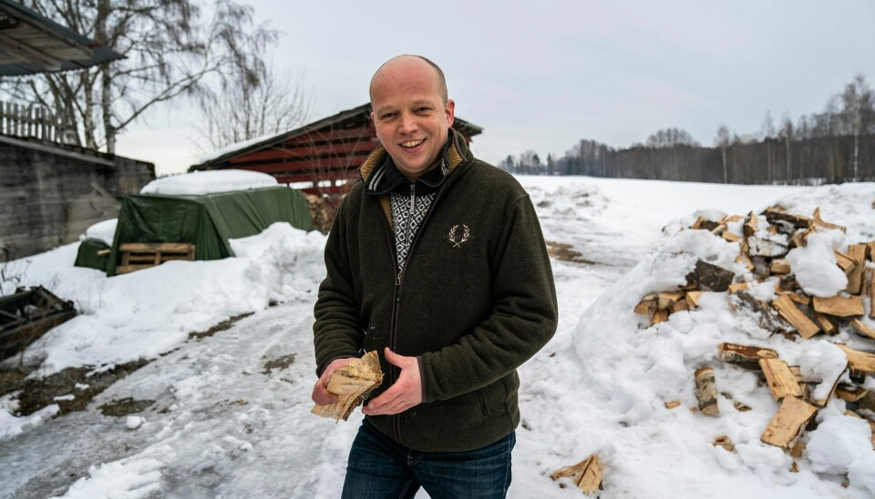 Sp-leder Trygve Slagsvold Vedum legger vekt på viktigheten av tradisjoner og tilhørighet i denne kronikken om Sps religionspolitikk. Han viser til den lange slektslinja som følger gården han kommer fra. På bildet er han hjemme på gården, omgitt av egenprodusert ved.