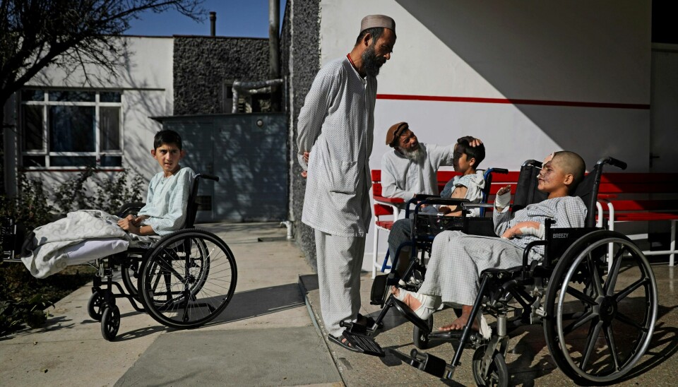 Utenfor akuttmottaket for sivile ofre for krig i Kabul, sitter guttene Masiullah, Eimal og Nessar. Alle har blitt hardt skadd i voldelige angrep i Afghanistan. Krigen i landet er Verdens dødeligste konflikt for barn, skriver Redd Barna.