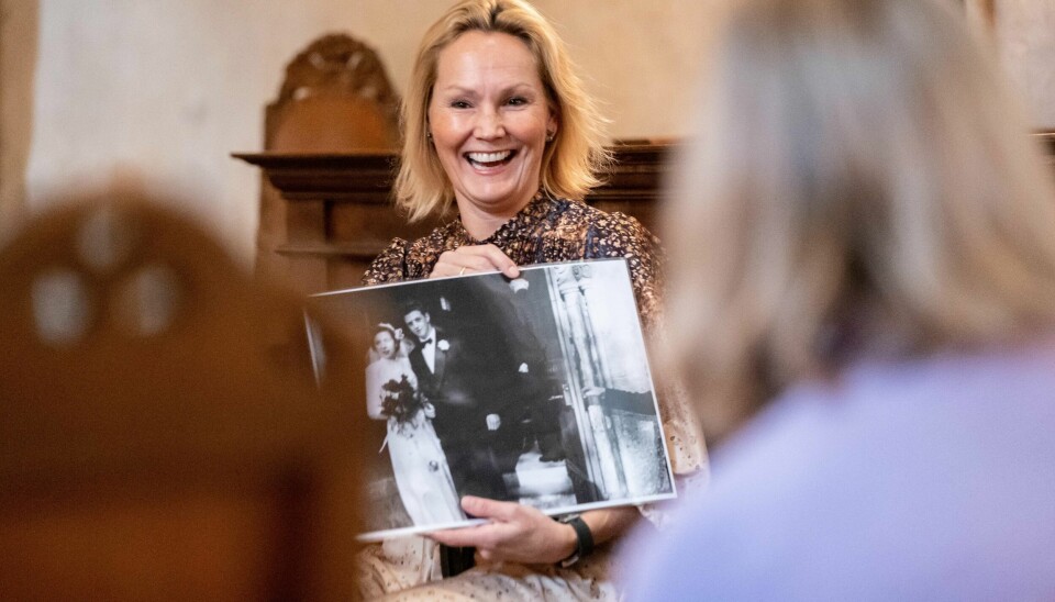 Professor Rikke Gürgens Gjærum viser bilder fra kirkelige handlinger – som hentet frem opplevelser fra fortiden.