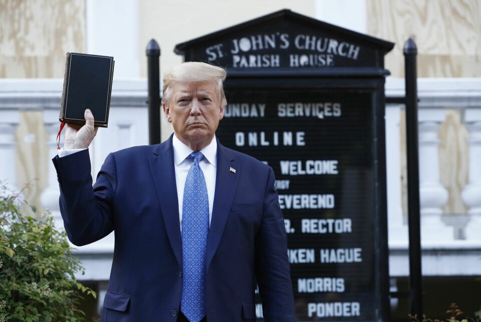 BIBEL I VALGKAMP: Donald Trump brukte Bibelen i valgkampen i høst. Her er han foran St. John's Church i Washington. Bruk av bibelen i valgkampen falt i god jord hos mange kristne amerikanere. Men han har ikke samme apell til konservative, norske kristne, skriver Emil André Erstad.