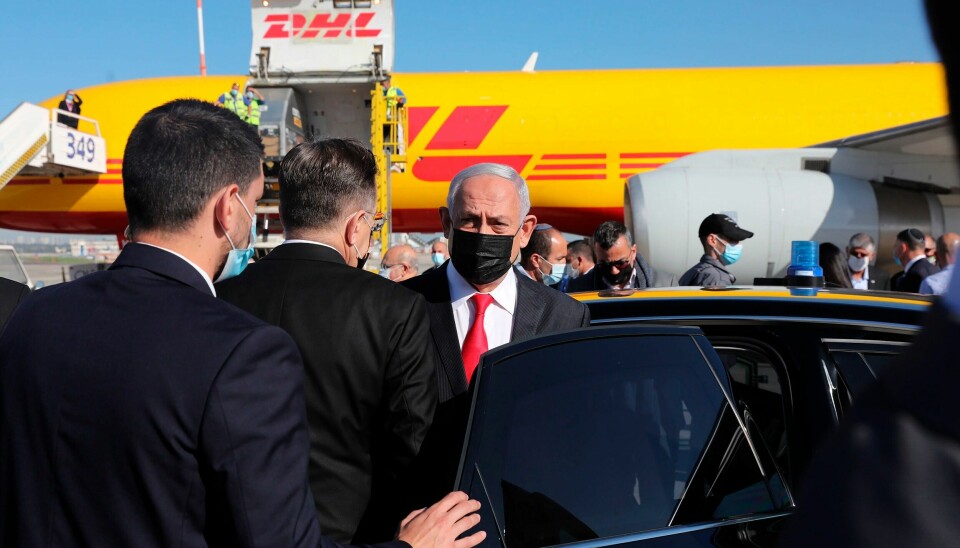 Statsminister Benjamin Netanyahu var til stede da Israel onsdag mottok over 100.000 doser med koronavaksiner fra Pfizer/Biontech på Ben Gurion-flyplassen utenfor Tel Aviv.