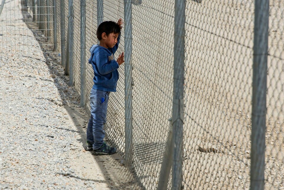 Blant de 50 såkalte Moria-flyktningene er det mange barnefamilier fra Syria. Flere av barna er traumatiserte og vil ha godt av en rask bosetting der de skal bo. Bildet er av en liten gutt som lener seg mot gjerdet som omringer Moria-leiren på Lesvos. Bosett dem raskest mulig