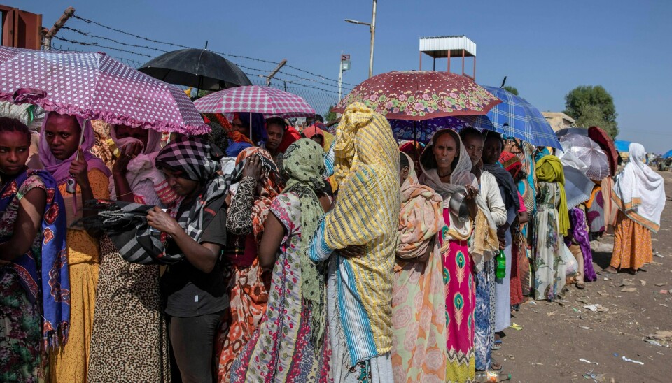 Kvinner fra Tigray som har greid å flykte over grensen til Sudan. Her står de i kø for å få utdelt tepper fra FN.