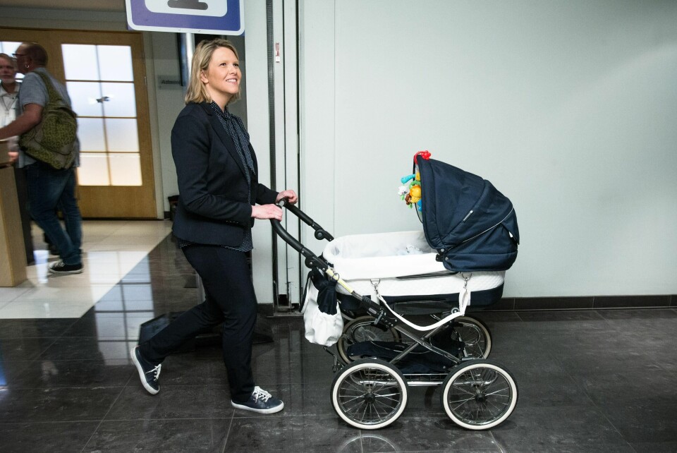 Sylvi Listhaug fikk sin yngste sønn kort tid før valgkampen i 2017. Hun valgte å være hjemme i tre måneder før far tok over. Her er hun med barnevogn under Fremskrittspartiet sitt landsmøte.