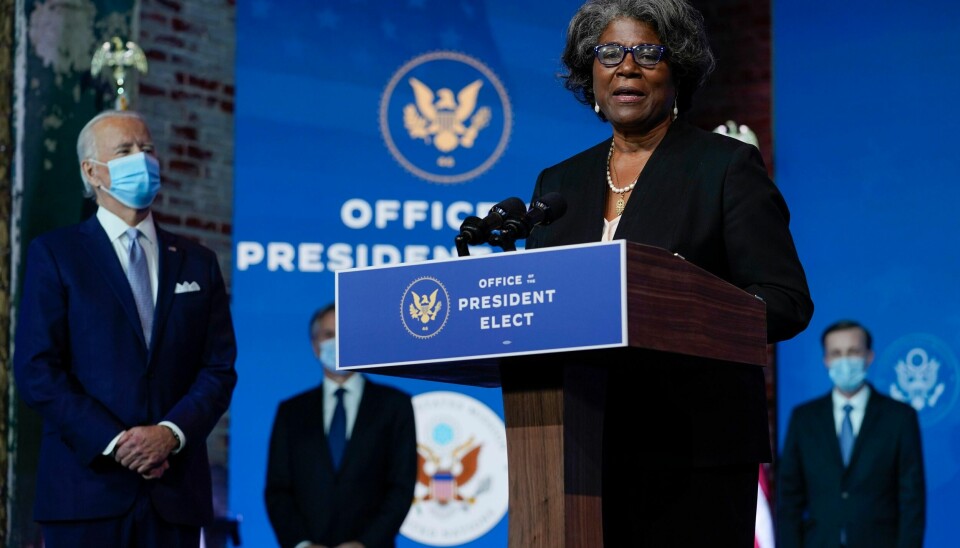 USAs påtroppende FN-ambassadør Linda Thomas-Greenfield (68) vokste opp som den eldste av 8 søsken, i småbyen Baker i Louisiana. Her sammen med påtropende president Joe Biden under presentasjonen i The Queen-teateret i Wilmington i Delaware i forrige uke.