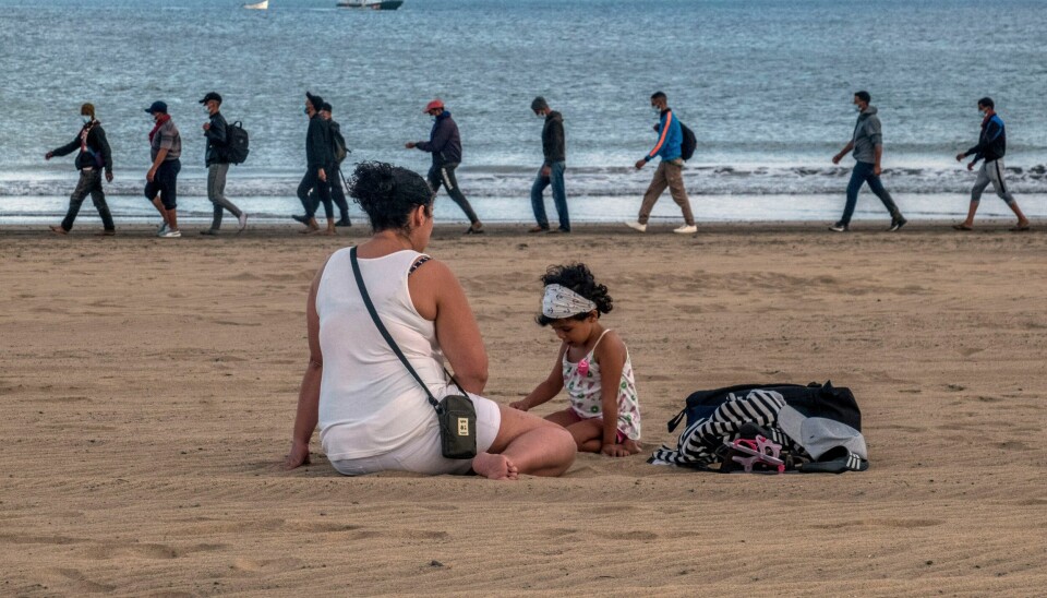 KANARIØYENE: Migranter fra Marokko blir eskortert av spansk politi etter ankomst til kysten av Kanariøyene i oktober, etter å ha overlevd en farefull ferd på en trebåt i Atlanterhavet. Bare i november kom 8.000 nye migranter til Kanariøyene, mer enn tre ganger så mange som i hele fjor.