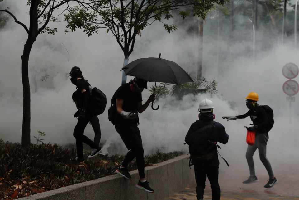 Titusener protesterte i Hongkongs gater i protest mot forbudet om ansiktstildekking.