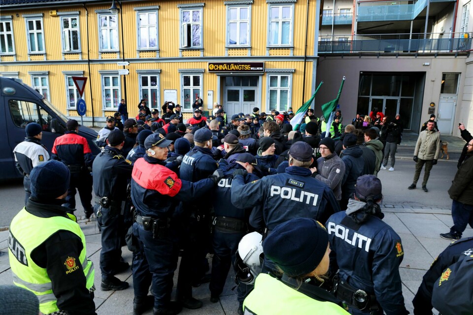Den nordiske motstandsbevegelsen holder torgmøte i Moss. Det ble konfrontasjon foran inngangen til AMFI Moss da politiet pågrep en person. I Finland er denne organisasjonen forbudt. Antirasistisk senter mener Norge bør gå samme vei.