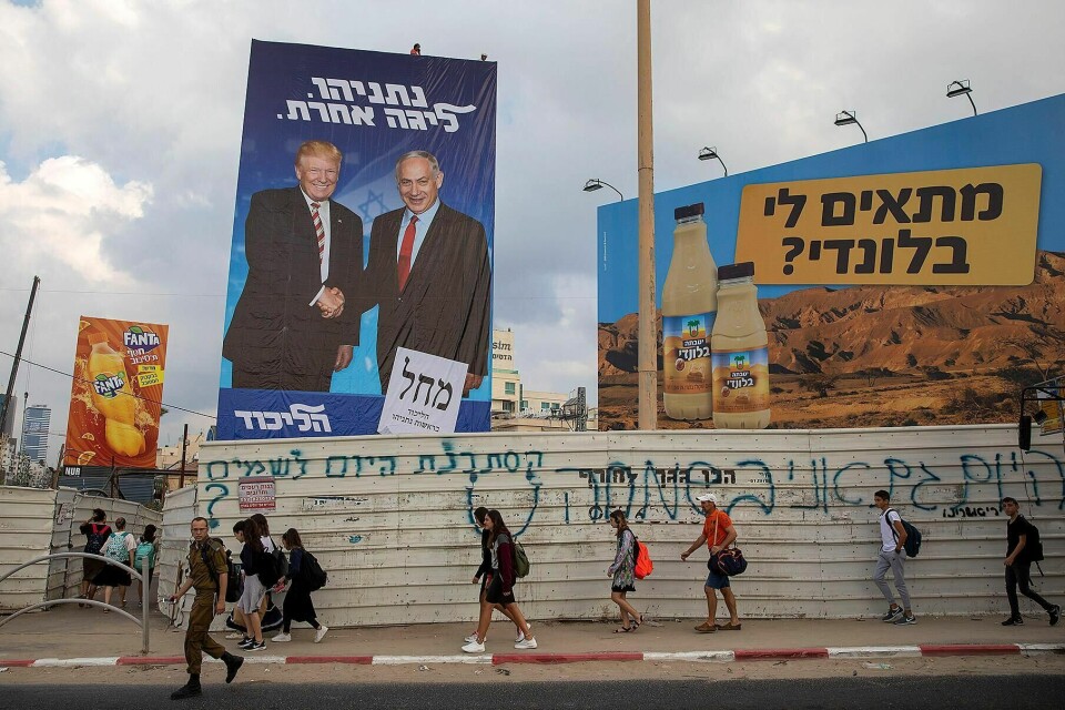 Benjamin Netanyahu førte valgkamp med store plakater av seg selv og Donald Trump. Men nå vil Trump ut av Midtøsten, og det skaper bekymring i Israel.