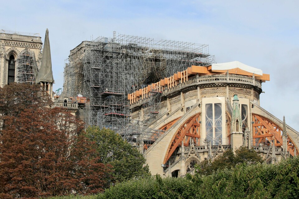 Bildet av Notre Dame-katedral er tatt 15. oktober et halvt år etter brannen. Nå blir branndramaet til TV-serie.