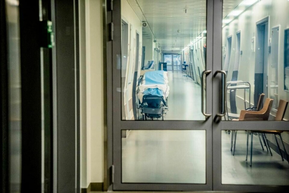 En sykehusseng står i en av gangene på Akershus universitetssykehus (Ahus) i Lørenskog. Foto: Stian Lysberg Solum / NTB scanpix