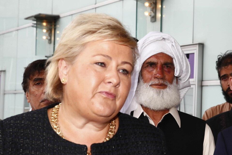 Mandag deltar Erna Solberg på minnemarkering i moskeen. Hun mener det er mye å lære etter angrepet. Her er statsminister Erna Solberg og Muhammad Rafiq (t.h) utenfor hotellet.