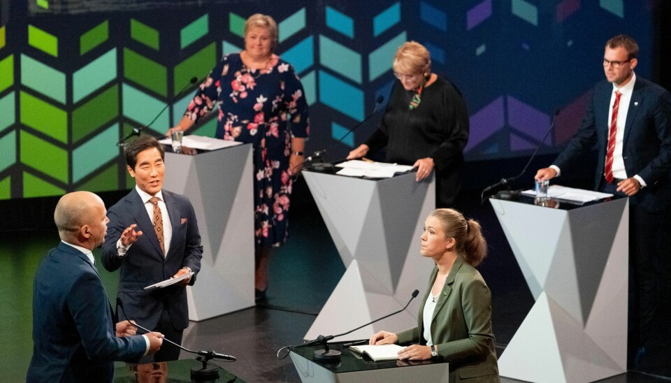 Trygve Vedum Slagsvold (Sp) i duell med Une Bastholm (MDG) mens NRKs Fredrik Solvang styrer ordet under torsdagens partilederdebatt i Arendal. På et punkt i debatten havnet de tre i en diskusjon om hvordan Norge skal tilnærme seg det internasjonale samarbeidet mot koronavaksine.