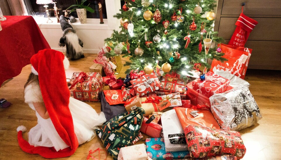 JUL: Julehjelp-ordningen er ikke avviklet, og Finn har fremdeles muligheten til å tilby hjelp til jul. TRONDHEIM 20170103.Jente som åpner pakker som ligger under juletre.Modellklarert til redaksjonell bruk.Foto: Gorm Kallestad / NTB