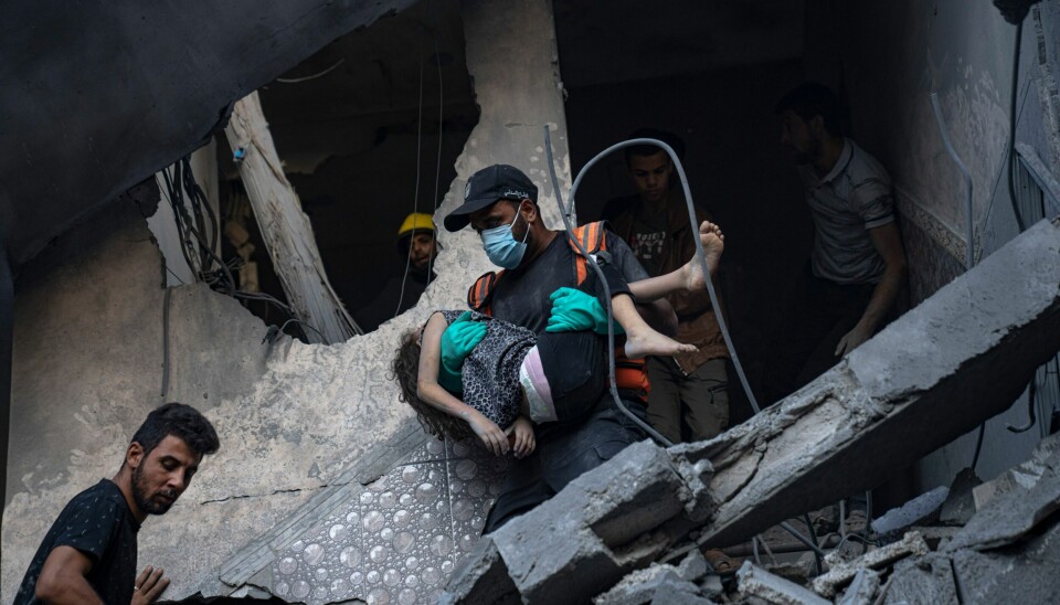 GAZA: Palestinere evakuerer sårede fra en bygning i Khan Younis sør på Gazastripen. Palestinere evakuerer sårede fra en bygning i Khan Younis sør på Gazastripen. Foto: Fatima Shbair / AP /NTB