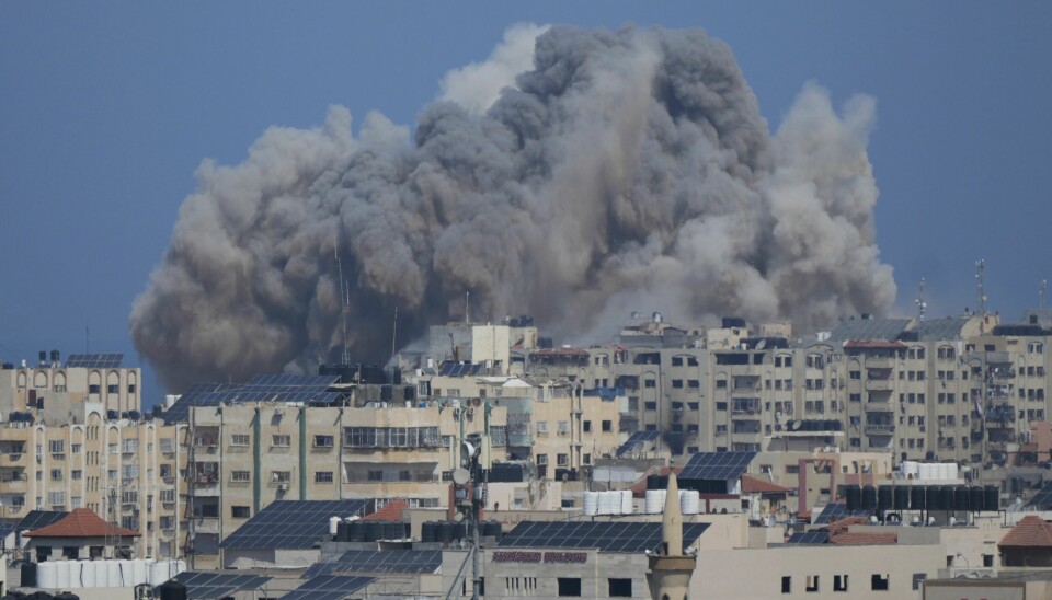 MOTANGREP: Røyk stiger mot himmelen etter et israelsk luftangrep i Gaza by torsdag. På Gazastripen er medianalderen bare 18 år, mot 28 på verdensbasis og 39 i Norge. Røyk stiger mot himmelen etter et israelsk luftangrep på Gaza by torsdag. FNs barnefond (Unicef) sier minst 447 barn er drept i Gaza siden lørdag, og at tallet trolig allerede har økt. Foto: Hatem Moussa / AP / NTB