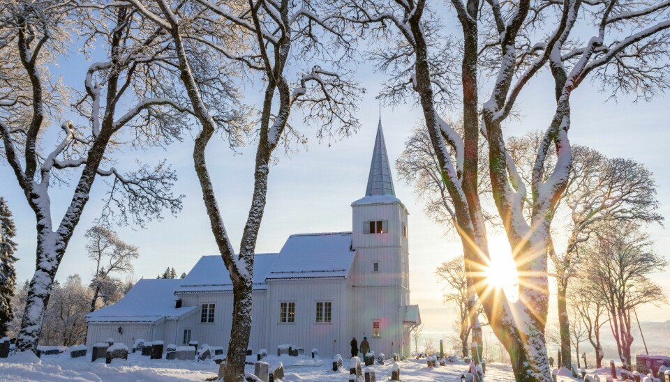 Den norske kirke får ekstra midler fra regjeringen som skal gå til vanskeligstilte i julen. Foto: Paul Kleiven / NTB Etter nyttår fjernes strømstøtten for kirker, og flere kirker melder at de må holde stengt. Bildet viser Hakadal kirke på julaften. Foreløpig er det ikke meldt at den skal stenges. Foto: Paul Kleiven / NTB