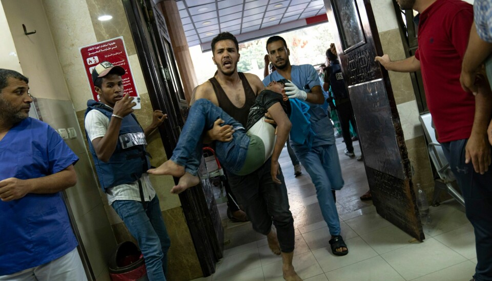 SÅRET: En såret palestinsk gutt blir båret inn på Nasser-sykehuset der dødsofrene for den israelske bombingen blir oppført som «martyrer» av palestinske helsemyndigheter. En såret palestinsk gutt blir båret inn på Nasser-sykehuset der dødsofrene for den israelske bombingen blir oppført som «martyrer» av palestinske helsemyndigheter.Foto: Fatima Shbair/AP/NTB