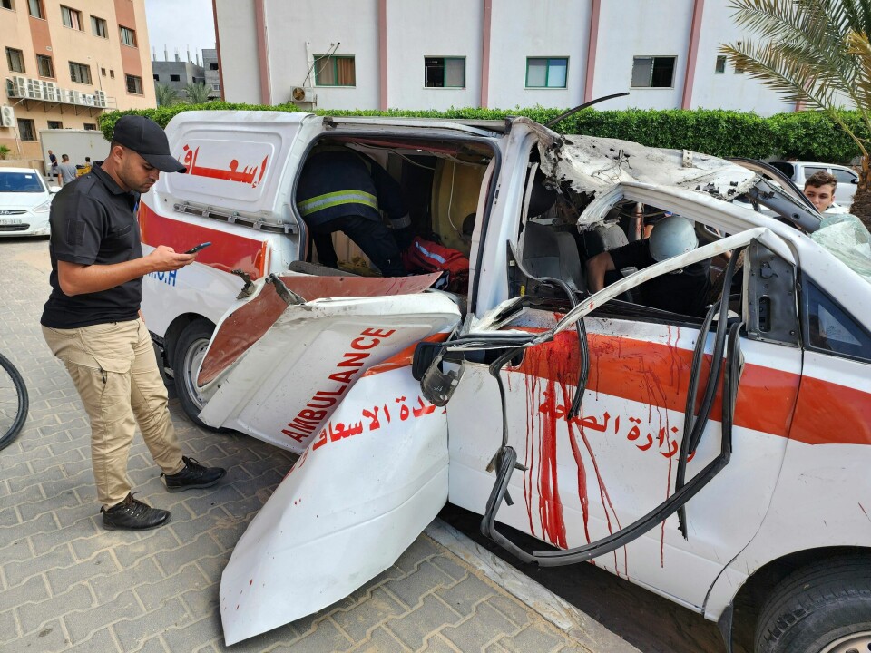 ISRAEL BEKREFTER: Det israelske forsvaret (IDF) sier de hadde identifisert og gjennomført angrep mot en ambulanse «som ble brukt av en Hamas-terrorcelle». Palestinsk helsepersonell inspiserer en ambulanse som ble ødelagt i et israelsk luftangrep. Foto: AP / NTB