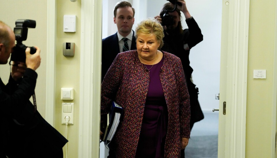 Tidligere statsminister Erna Solberg (H) på vei inn til kontroll- og konstitusjonskomiteens åpne høring om regjeringsapparatets håndtering av habilitetsregelverket. Foto: Ole Berg-Rusten / NTB Tidligere statsminister Erna Solberg (H) på vei inn til kontroll- og konstitusjonskomiteens åpne høring om regjeringsapparatets håndtering av habilitetsregelverket. Foto: Ole Berg-Rusten / NTB