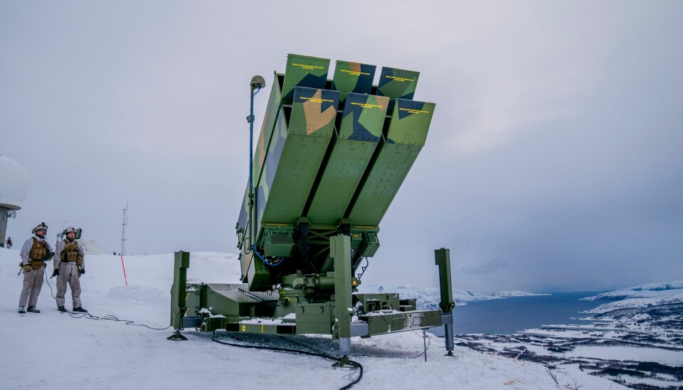 Det mobile mellomdistanse luftvernsystemet NASAMS er blant missilene regjeringen foreslår å investere i. Systemet ble testet ut på en fjelltopp ved Evenes flystasjon i mars i år. Foto: Stian Lysberg Solum / NTB Det mobile mellomdistanse luftvernsystemet NASAMS er blant missilene regjeringen foreslår å investere i. Systemet ble testet ut på en fjelltopp ved Evenes flystasjon i mars i år. Foto: Stian Lysberg Solum / NTB
