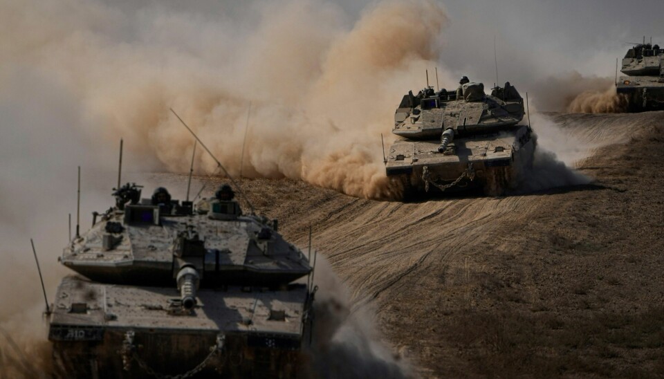 BAKKESTYRKER: Israelske stridsvogner på vei inn til Gaza-stripen fredag. Illustrasjonsbildet har ikke direkte sammenheng med den pågående militæroperasjonen mot Shifa-sykehuset. Israelske bakkestyrker rullet inn på Gazastripen 27. oktober, men lite tyder på at de vil gjøre det samme i Libanon. Til det er Hizbollah-militsen for militært sterke. Foto: AP / NTB