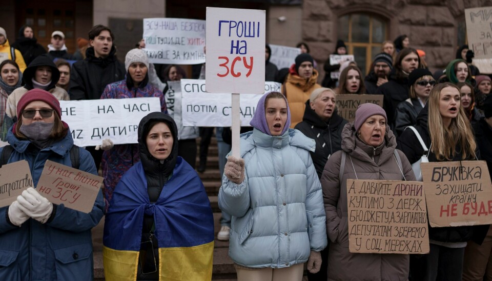 Ukrainere deltar i en demonstrasjon i sentrum av Kyiv lørdag der de ber om mer penger til landets forsvar og protesterer mot korrupsjon. Foto: Alex Babenko / AP / NTB Ukrainere deltar i en demonstrasjon i sentrum av Kyiv lørdag der de ber om mer penger til landets forsvar og protesterer mot korrupsjon. Foto: Alex Babenko / AP / NTB