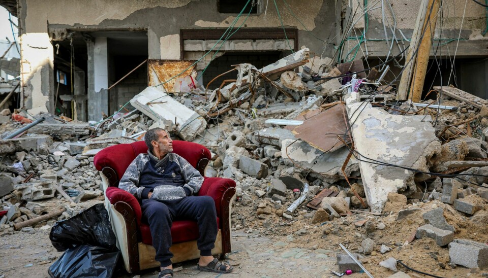 En mann sitter i en stol og ser på ruinene av hjemmet sitt i Gaza by. Bildet ble tatt 29. november, to dager før krigens herjinger igjen var et faktum. Foto: Mohammed Hajjar / AP / NTB En mann sitter i en stol og ser på ruinene av hjemmet sitt i Gaza by. Bildet ble tatt 29. november, to dager før krigens herjinger igjen var et faktum. Foto: Mohammed Hajjar / AP / NTB