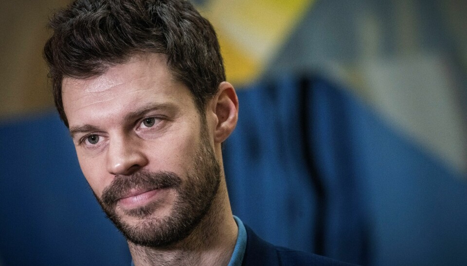 Bjørnar Moxnes er sykmeldt og ber om ro i tiden framover. Foto: Ole Berg-Rusten / NTB Rødt-leder Bjørnar Moxnes har foreløpig ikke tonet flagg i den interne konflikten om partiet skal støtte våpenhjelp til Ukraina. Flere lokallagsledere frykter at partiet kan bli splittet i to og miste medlemmer når avgjørelsen er tatt på landsmøtet i april.Foto: Ole Berg-Rusten / NTB