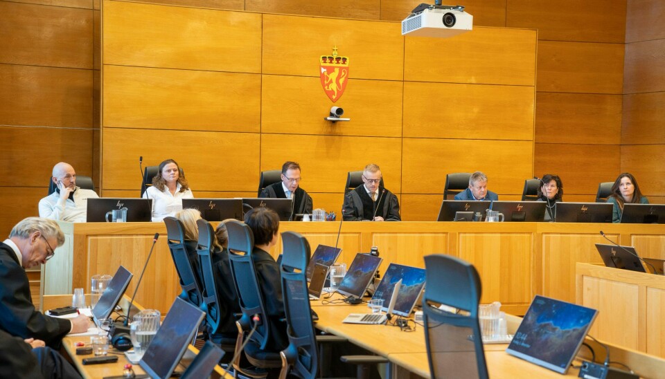 Rettens medlemmer med lagdommer Arild Oma og rettens administrator Jarle Golten Smørdal leser opp dommen som frikjenner Johny Vassbakk etter drapet på Birgitte Tengs i 1995. Rettens medlemmer med lagdommer Arild Oma og rettens administrator Jarle Golten Smørdal leser opp dommen som frikjenner Johny Vassbakk etter drapet på Birgitte Tengs i 1995. Foto: Heiko Junge / NTB