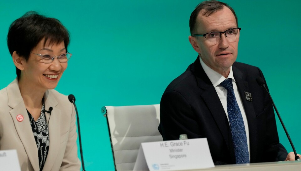Utenriksminister Espen Barth Eide leder Norges delegasjon i innspurten av klimaforhandlingene i Dubai. Til venstre sitter Singapores miljøminister Grace Fu. Foto: Peter Dejong / AP / NTB Norges utenriksminister Espen Barth Eide (Ap) sammen med Singapores miljøminister Grace Fu på en pressekonferanse fredag. Foto: Peter Dejong / AP / NTB