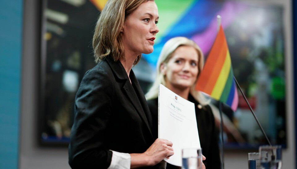 Justis- og beredskapsminister Emilie Enger Mehl (Sp) (t.h.) og daværende kultur- og likestillingsminister Anette Trettebergstuen (Ap) la i juni fram lovforslaget om å forby konverteringsterapi. Foto: Cornelius Poppe / NTB Justis- og beredskapsminister Emilie Enger Mehl (Sp) (t.h.) og daværende kultur- og likestillingsminister Anette Trettebergstuen (Ap) la i juni fram lovforslaget om å forby konverteringsterapi. Foto: Cornelius Poppe / NTB