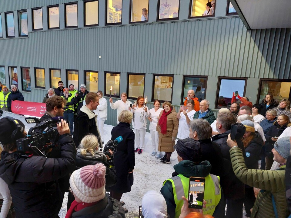Helseminister Ingvild Kjerkol ble møtt av demonstranter med fakler da hun ankom Gravdal sykehus i Vestvågøy kommune i Lofoten denne uka. En lekket rapport viser at sykehusdirektøren anbefaler nedleggelse av akuttkirurgien i både Lofoten og Narvik. Foto: Gustav Fauskanger Pedersen / Avisa Lofoten / NTB Helseminister Ingvild Kjerkol ble møtt av demonstranter med fakler da hun ankom Gravdal sykehus i Vestvågøy kommune i Lofoten. Foto: Gustav Fauskanger Pedersen / Avisa Lofoten / NTB